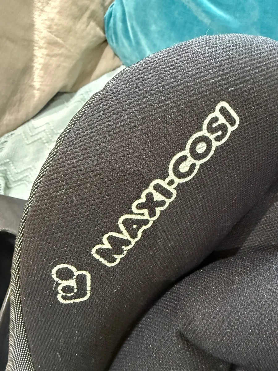 Maxi Cozy car seat and iso fix base in swords - Image 2