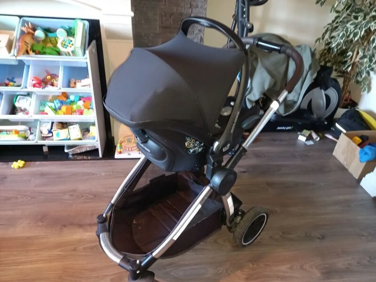 Maxi cosi bundle 3in1 buggy pram base and car seat - Image 2