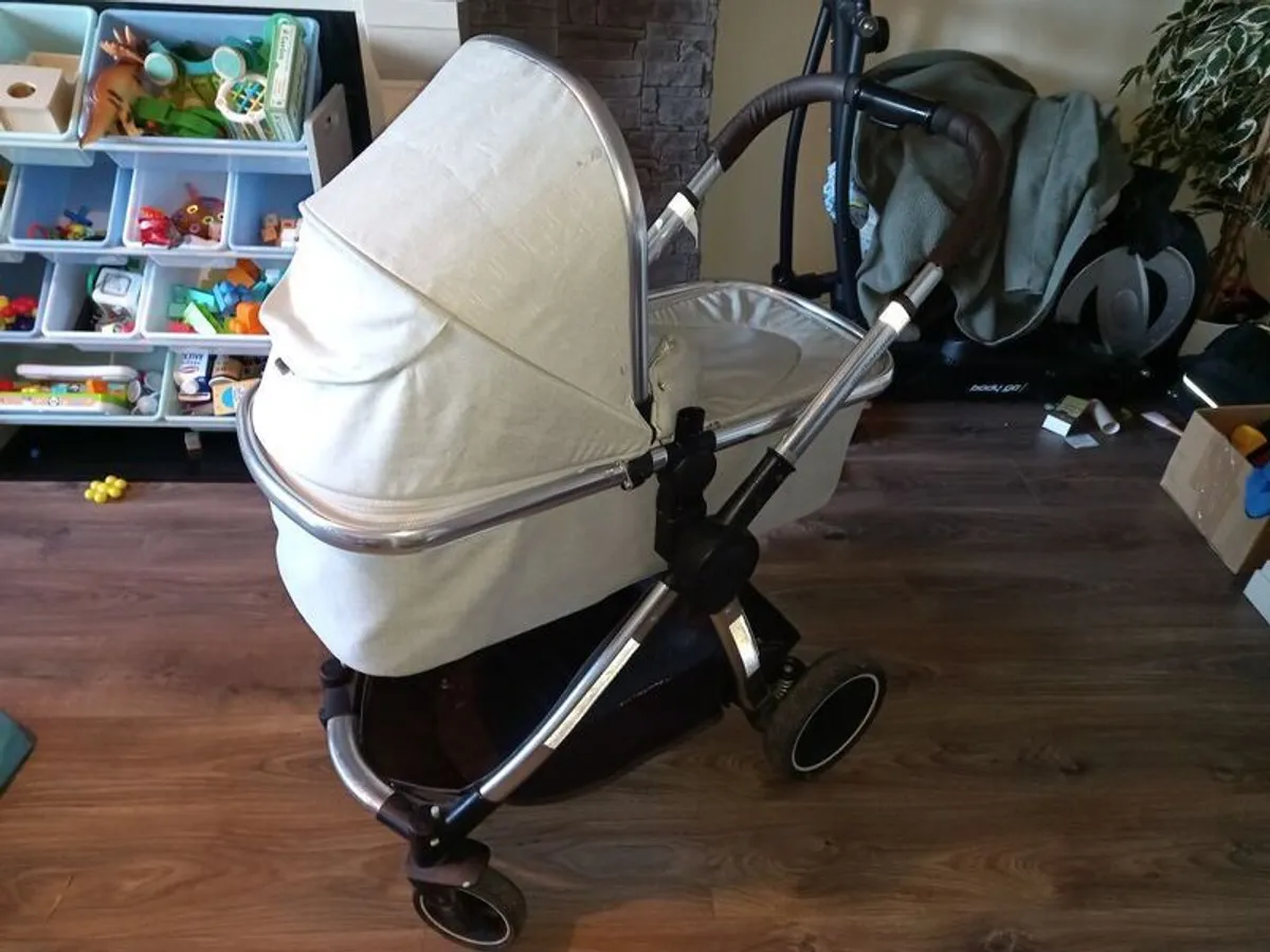 Maxi cosi bundle 3in1 buggy pram base and car seat - Image 3