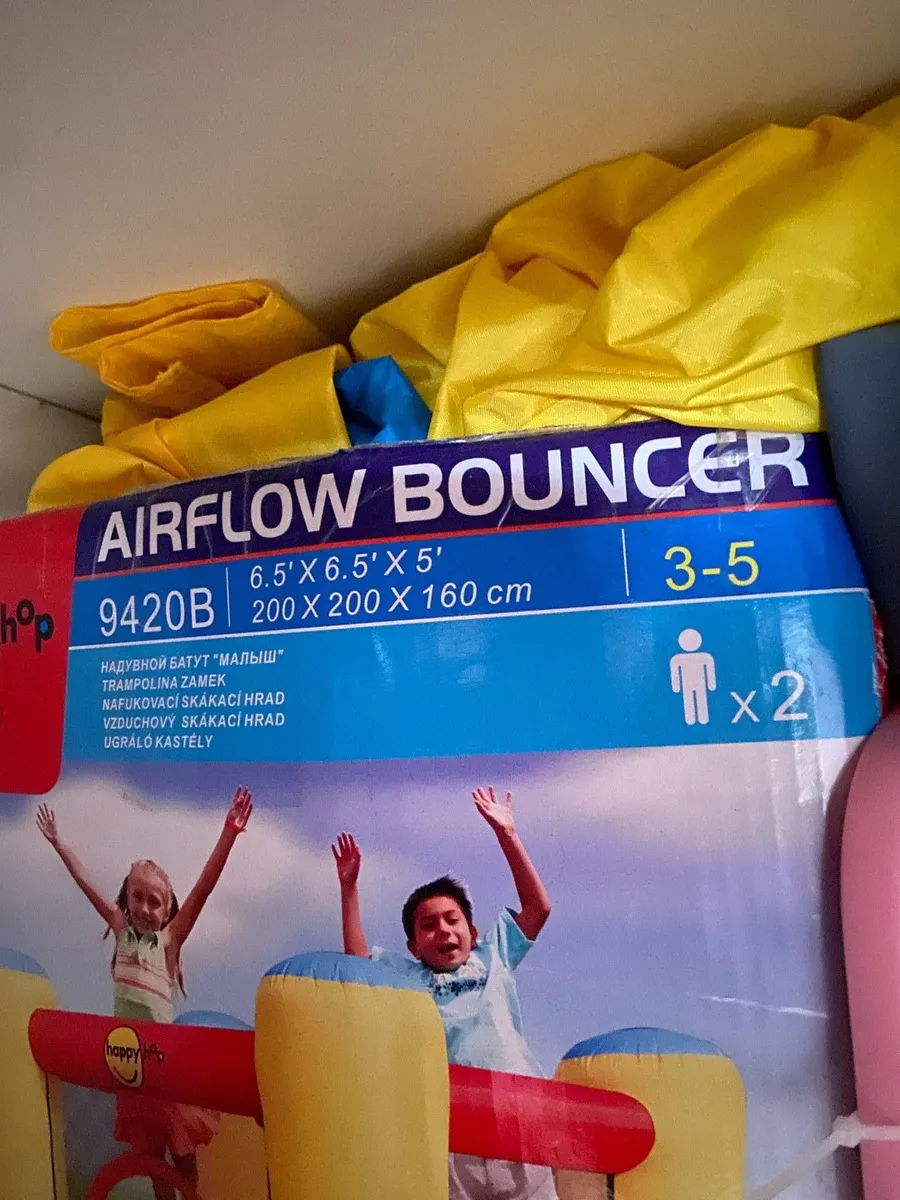 Bouncy castle with machine - Image 2