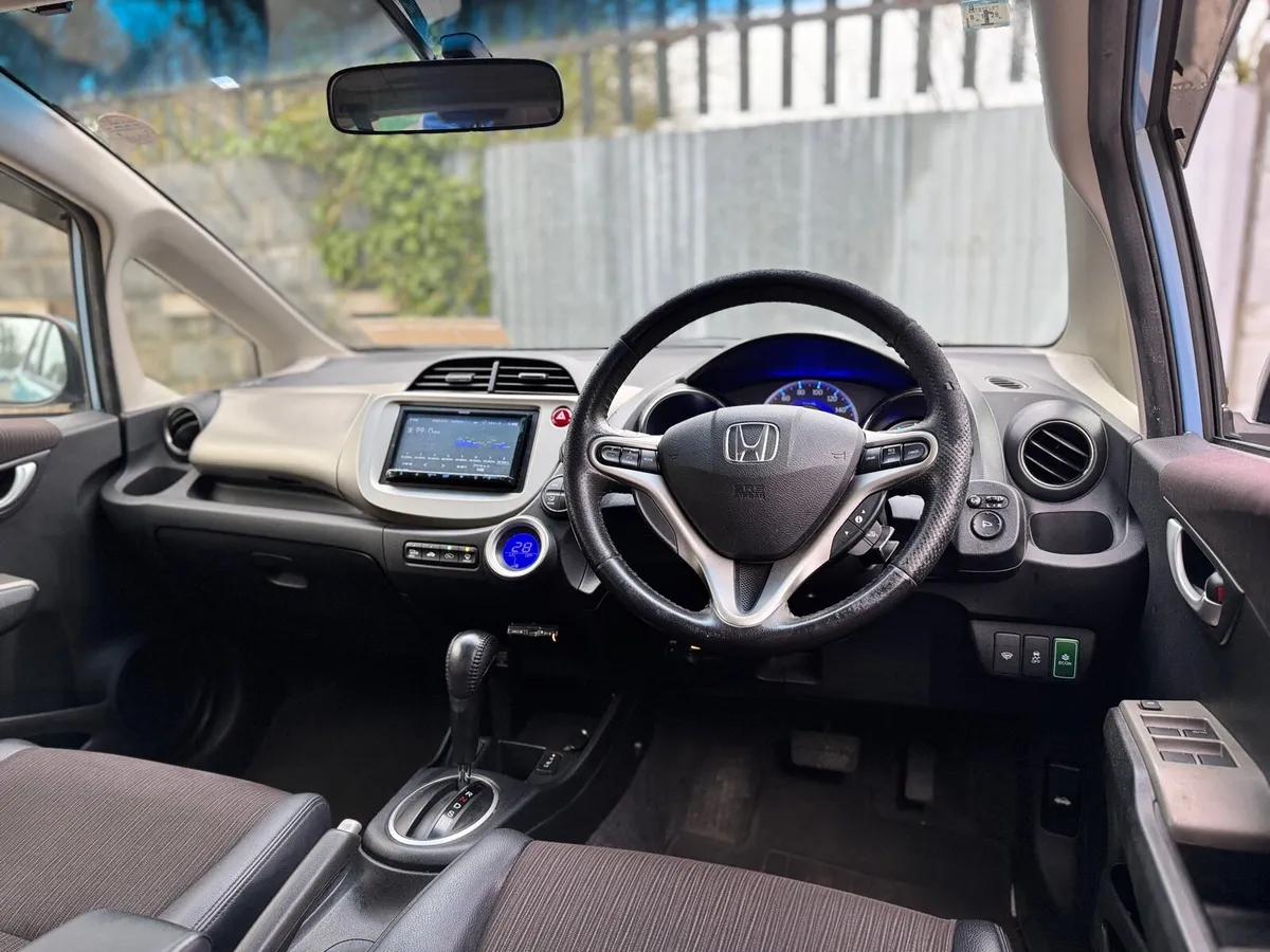 2013 HONDA FIT. LOW MILEAGE. NEW NCT. AUTO 1.3L - Image 4