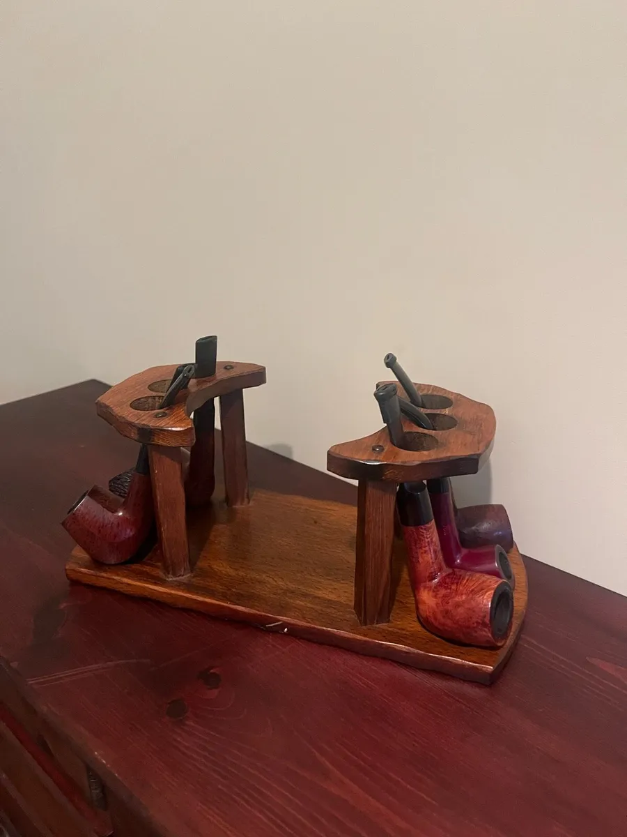 Vintage Oak Pipe Rack & 6 Pipes - Image 1