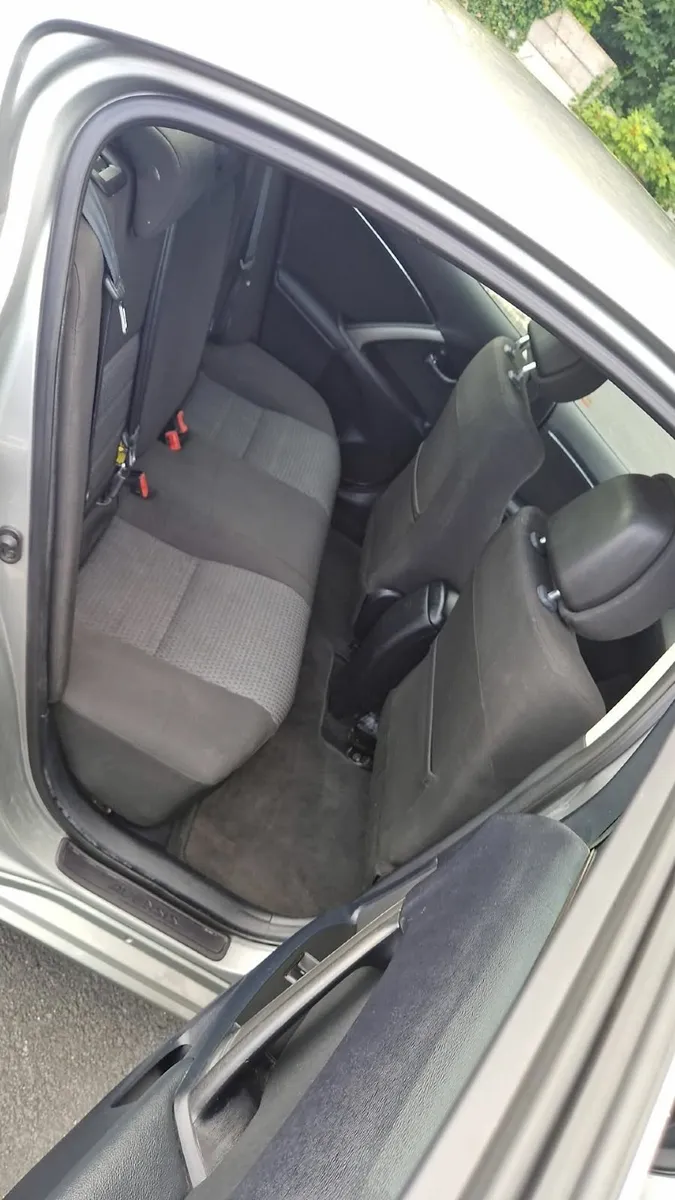 Toyota Avensis 2012 - Image 4