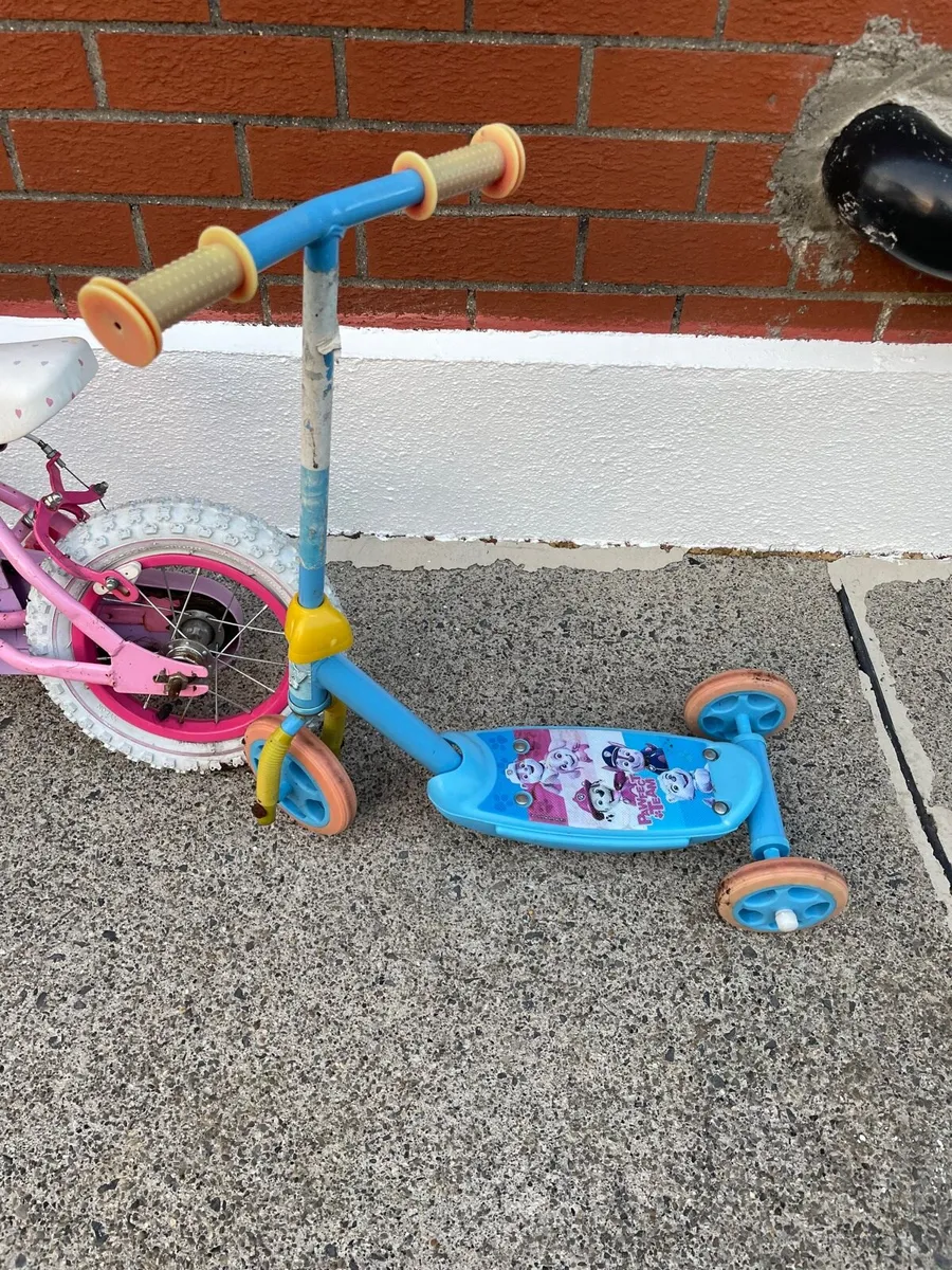 Kids bike, scooter and chair - Image 4