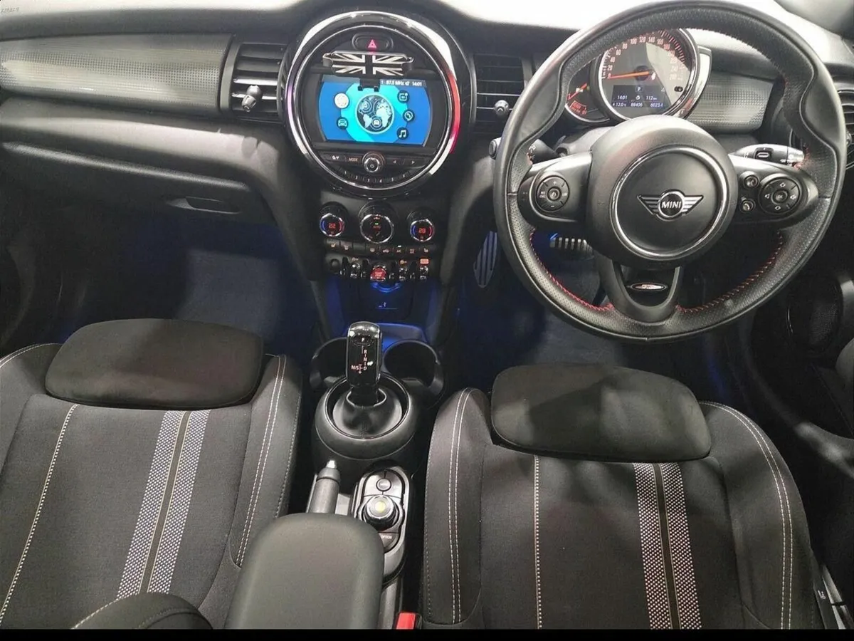Mini Cooper 5-Door Cooper Sport - Image 4
