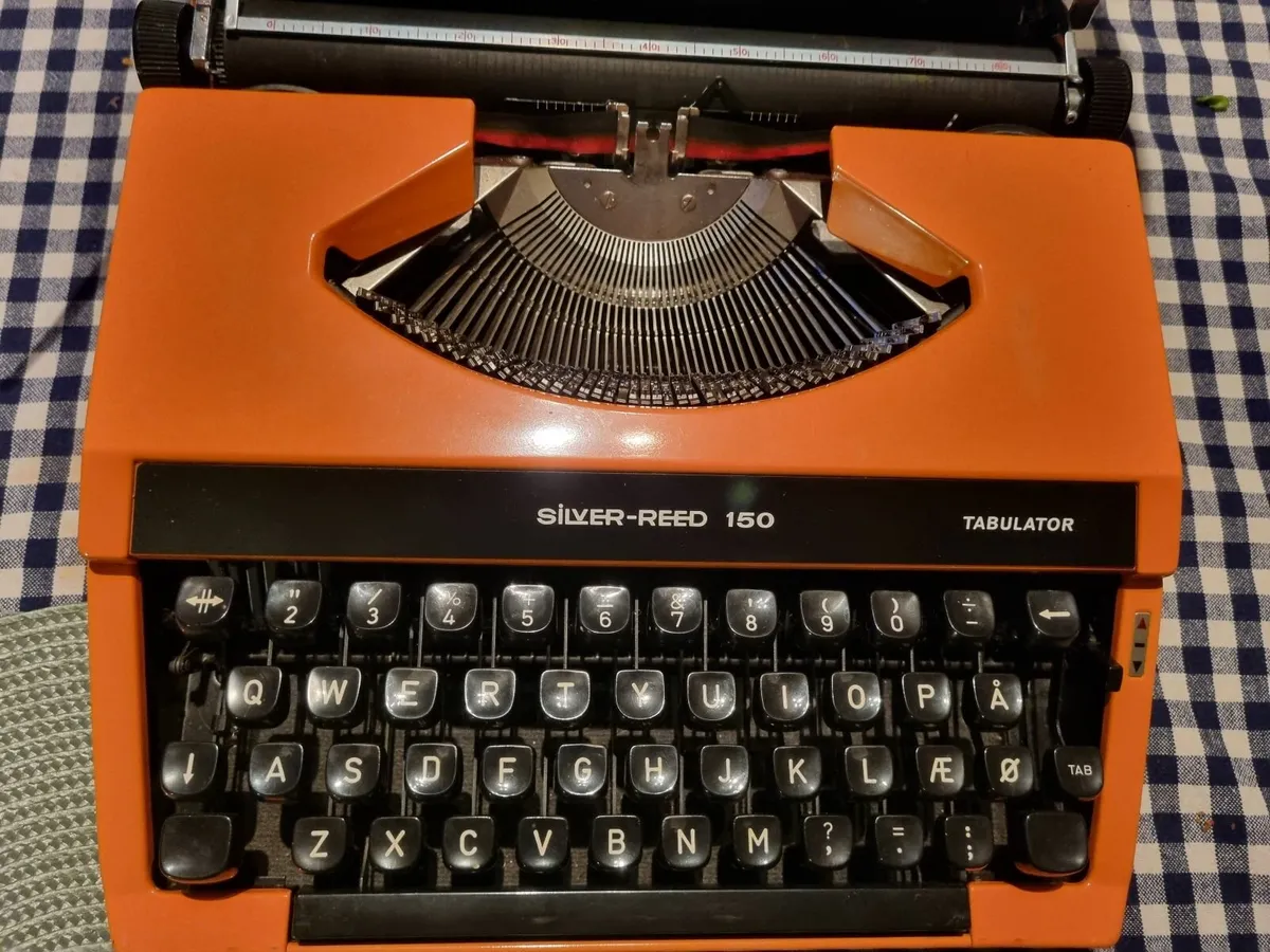 Silver Reed 150 Typewriter in Orange - Image 2