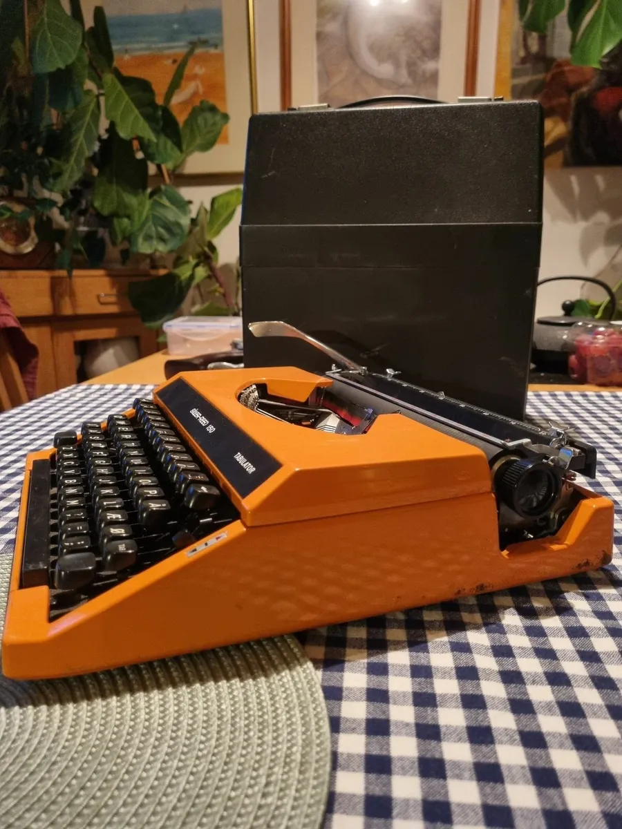 Silver Reed 150 Typewriter in Orange - Image 4