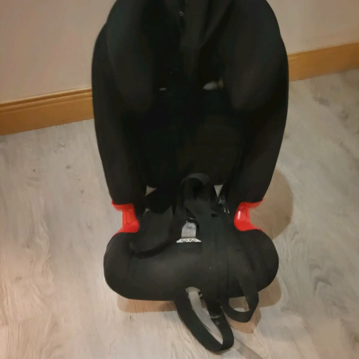 Car seats and travel cot - Image 1