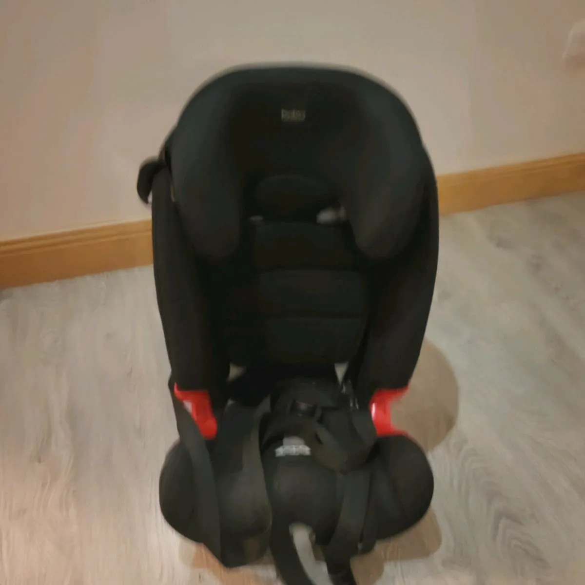 Car seats and travel cot - Image 2