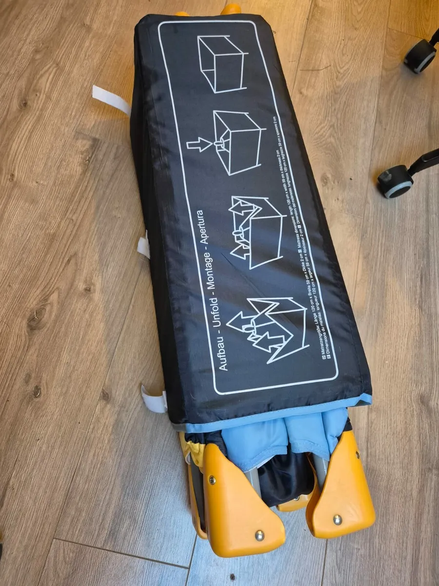 Car seats and travel cot - Image 3