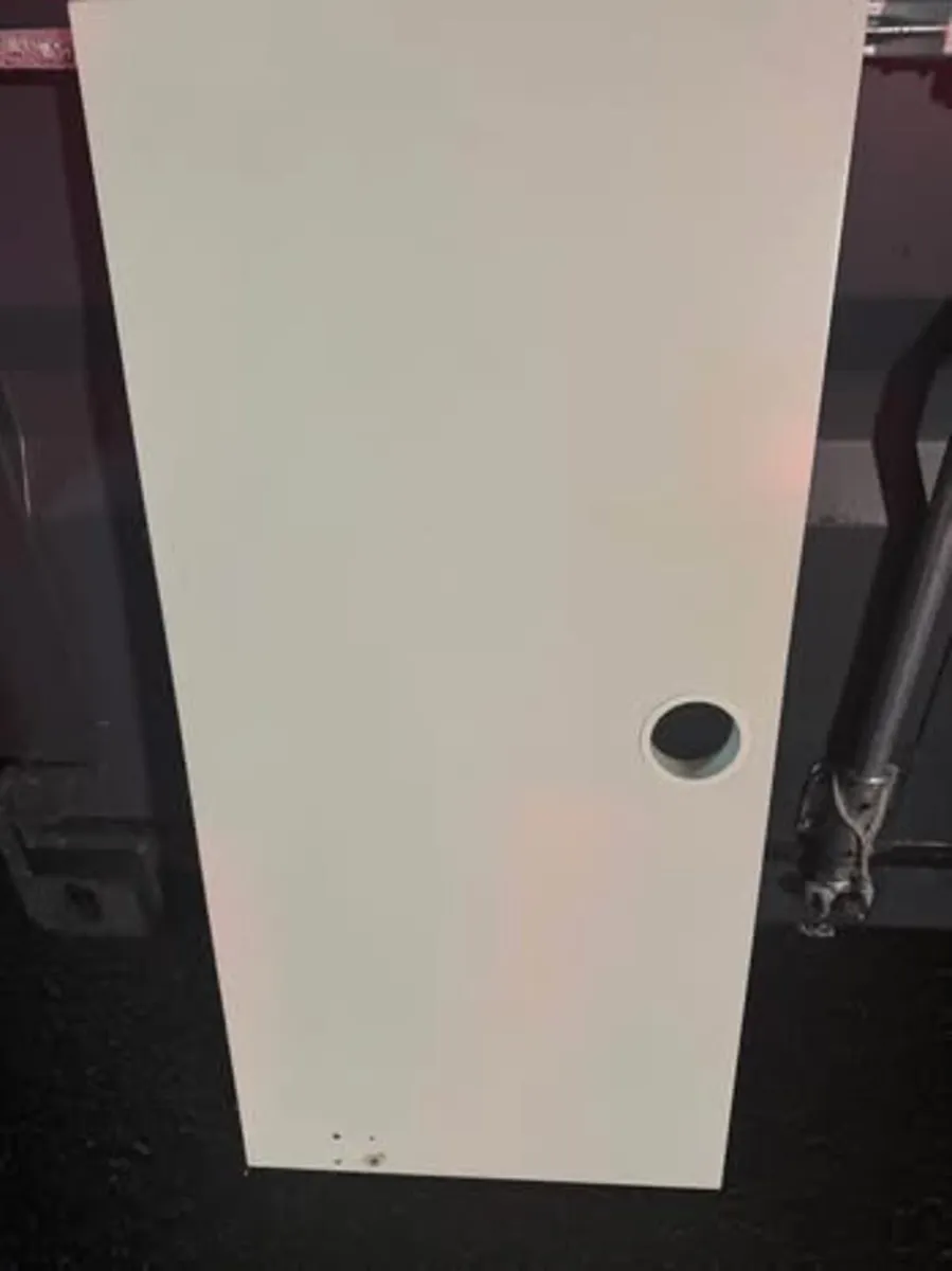 White desk - Image 3