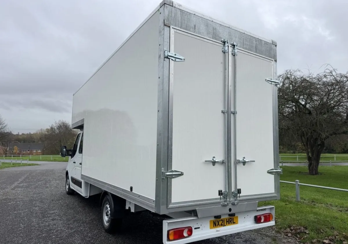 NISSAN NV400 2.3dCi 3.5T. 7 Seat Luton Van - Image 3