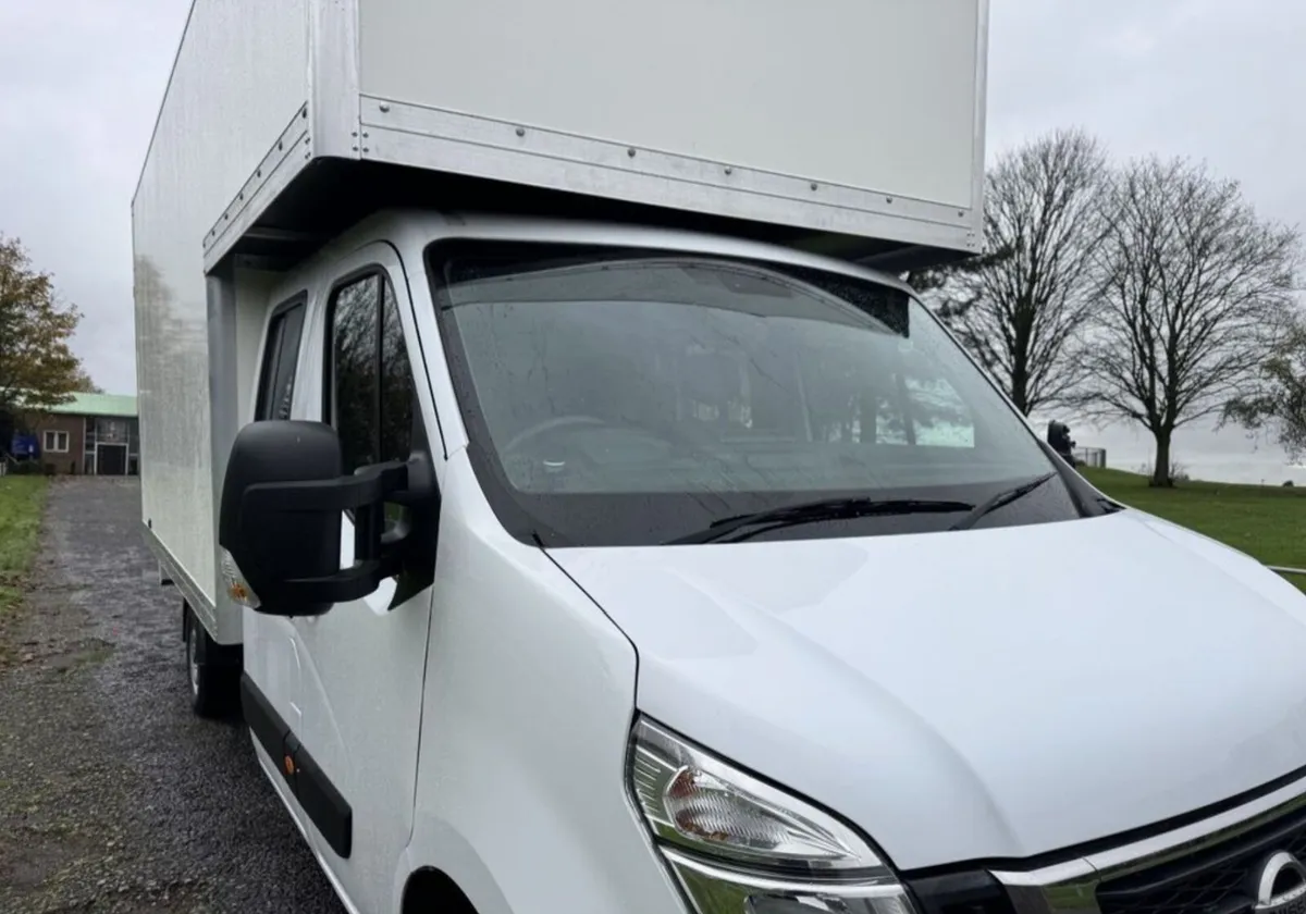 NISSAN NV400 2.3dCi 3.5T. 7 Seat Luton Van - Image 1