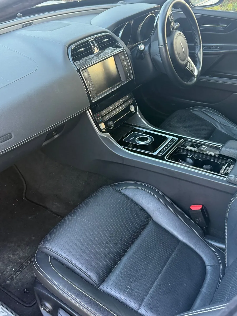 Jaguar xe r sport - Image 3