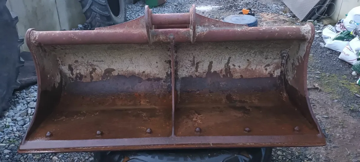 Digger bucket. - Image 1