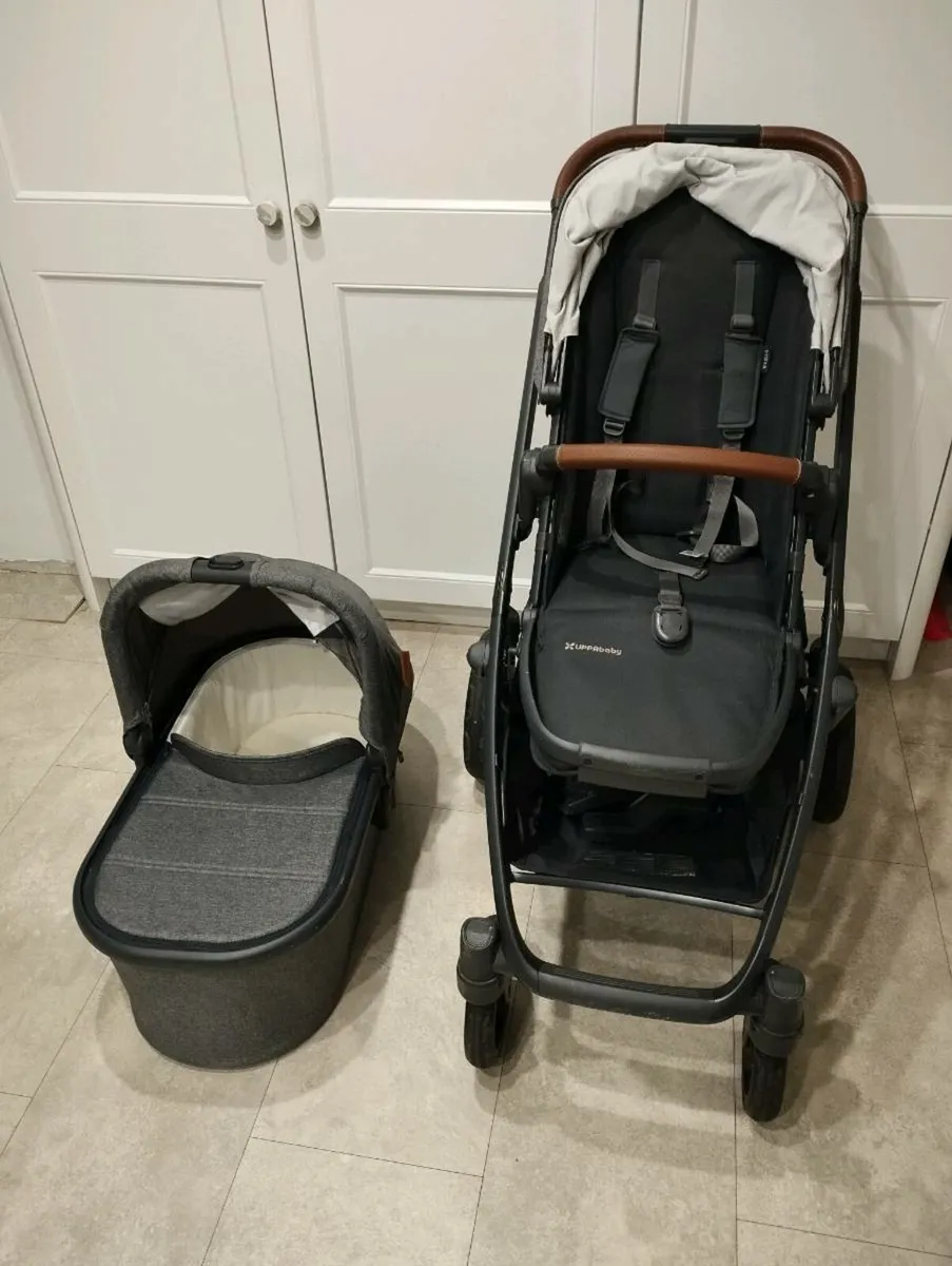 Uppababy vista V2 travel system - Image 1