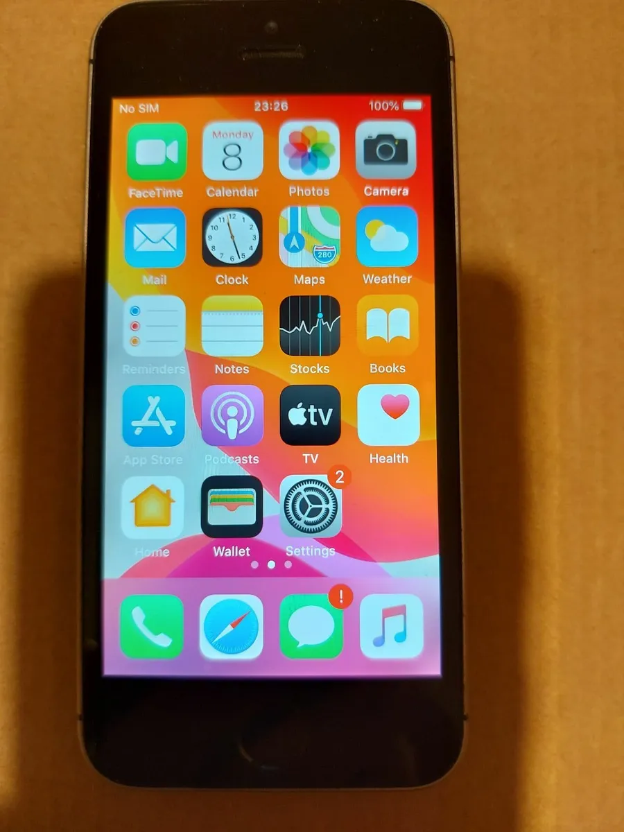 Apple iPhone SE, 64GB, Battery Health 90% - Image 1