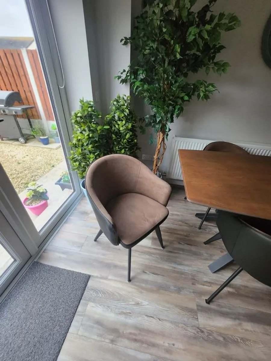 Table and Chairs - Image 2