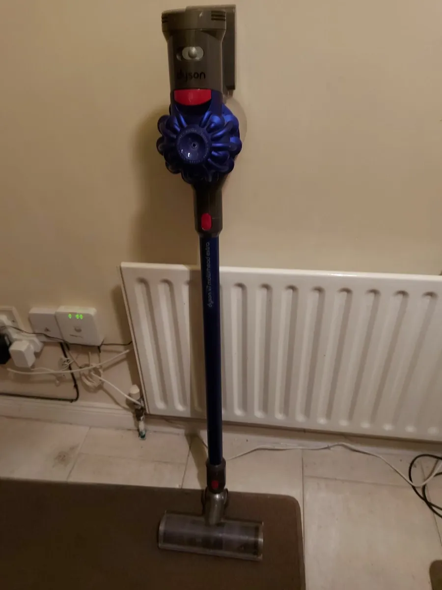 Dyson V7 motorhead extra vacuum cleaner - Image 1