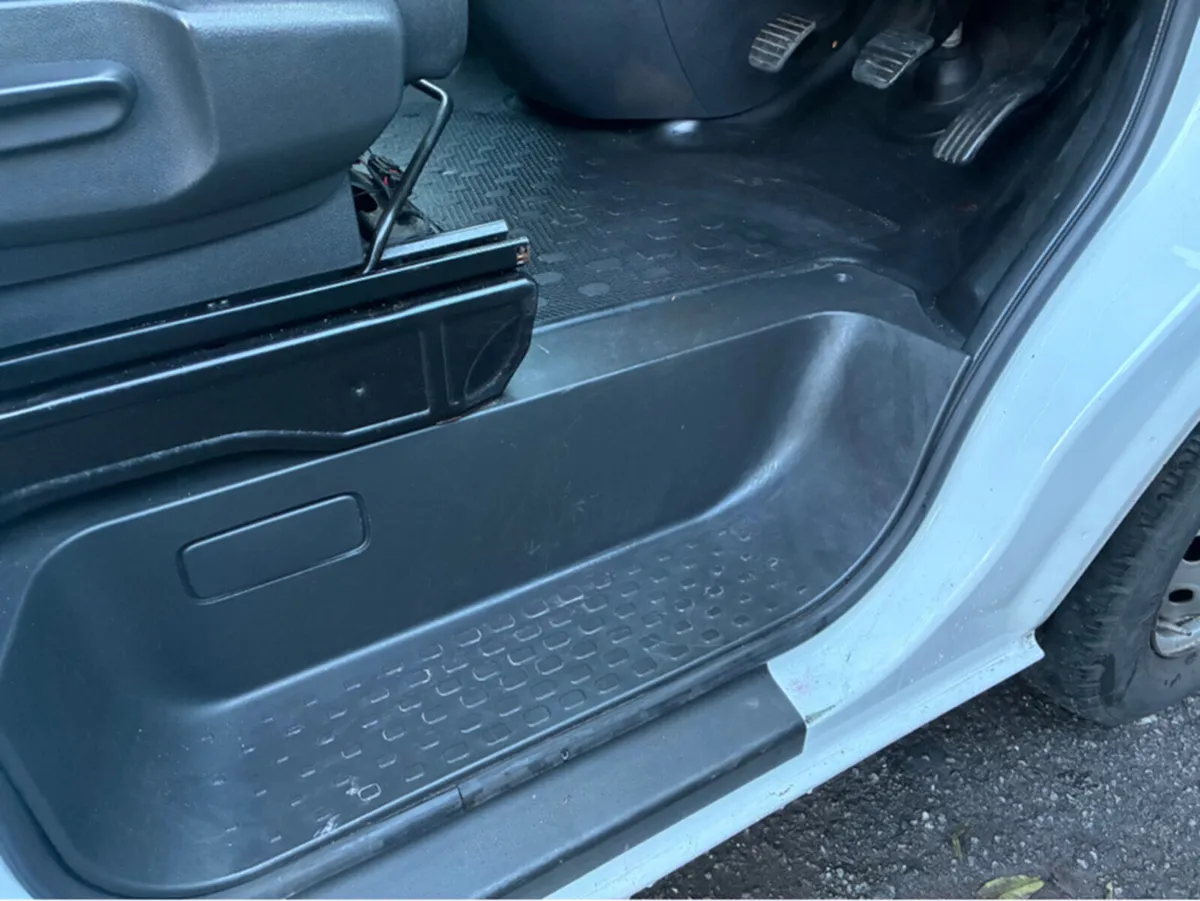 Opel Vivaro 2.0 - Image 4