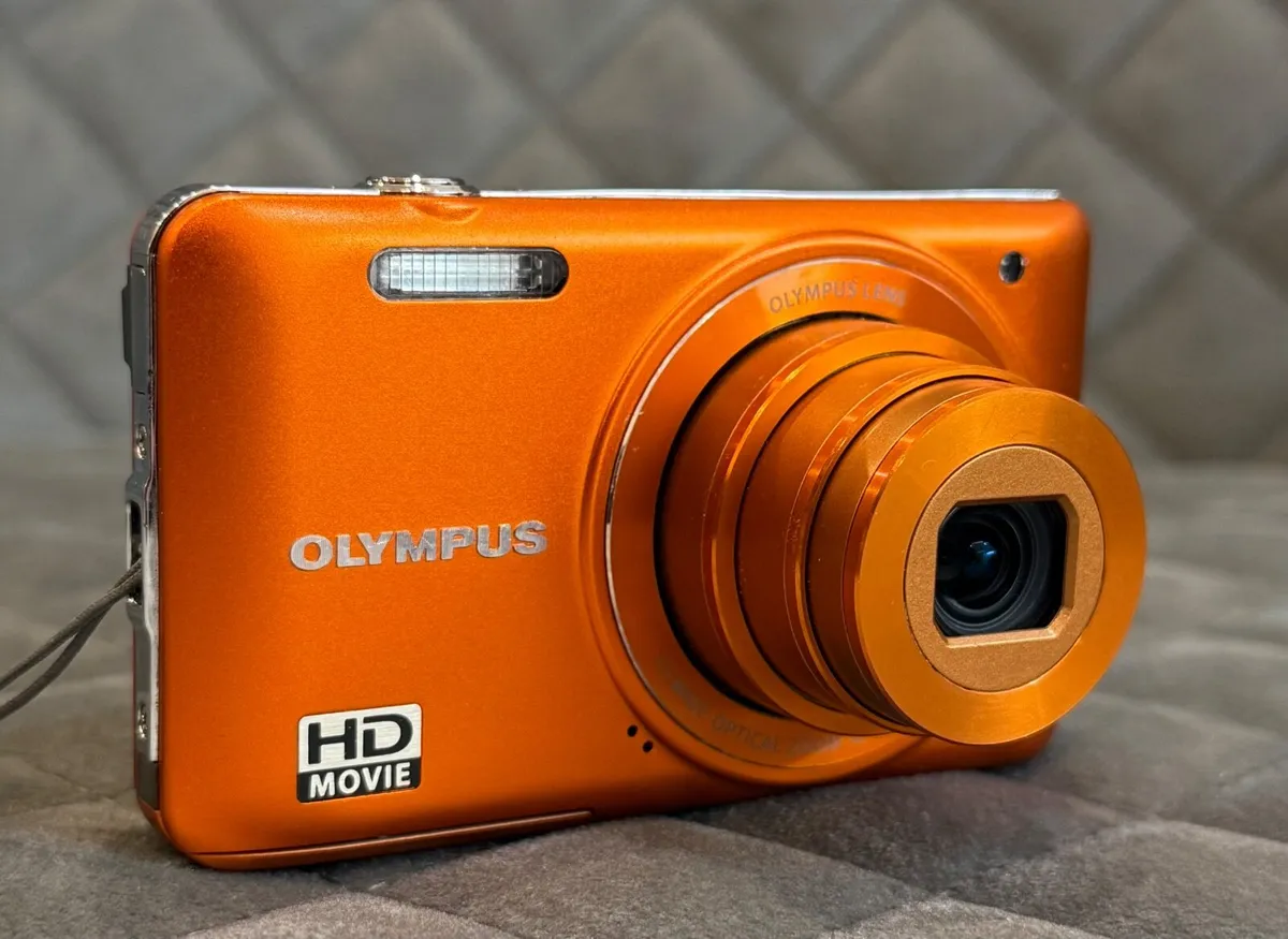 Olympus D-745 Digital Camera 14 Megapixels - Image 3
