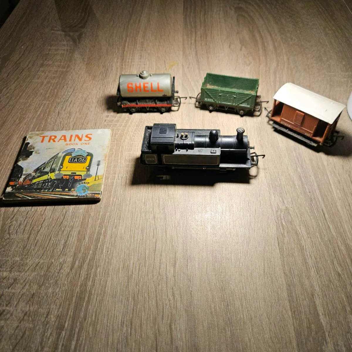 Tri-ang locomotive and carriages - Image 1