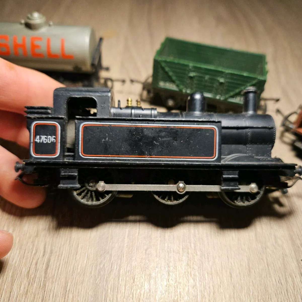 Tri-ang locomotive and carriages - Image 2