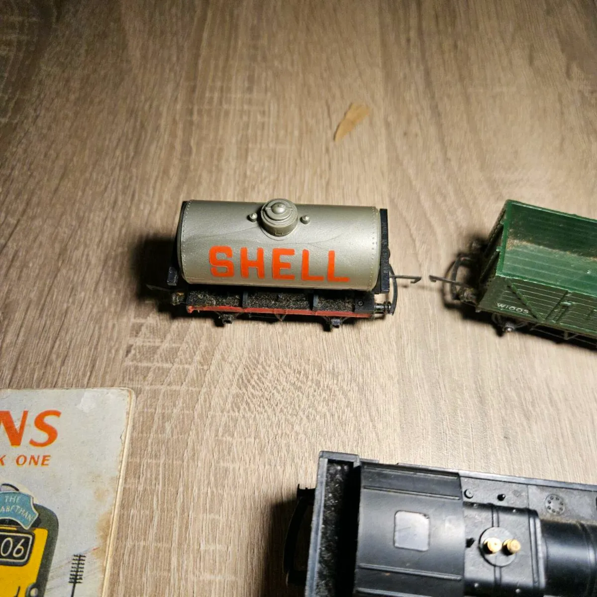 Tri-ang locomotive and carriages - Image 4