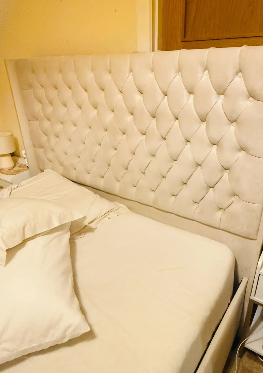 King size bed - Image 1