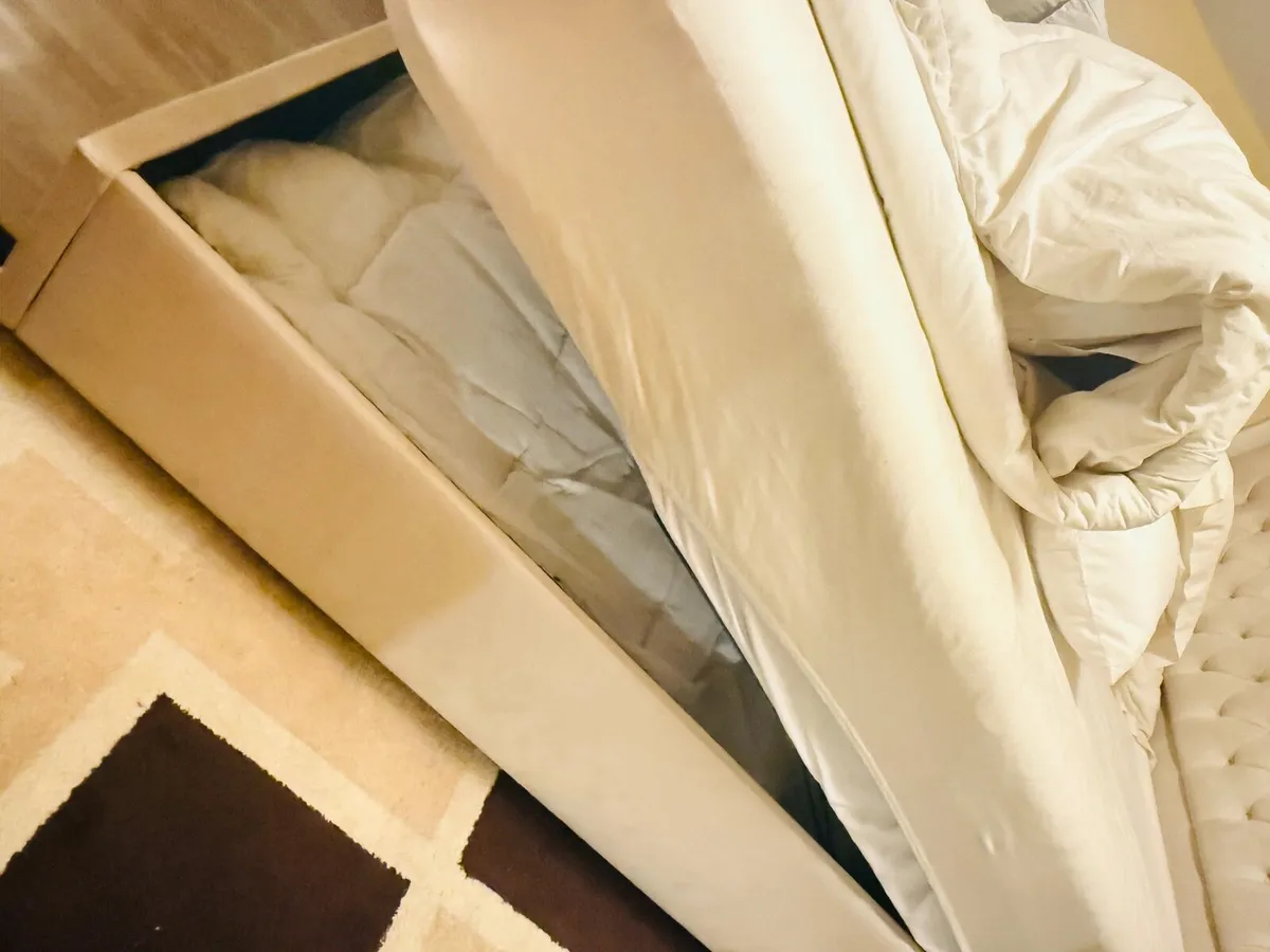 King size bed - Image 2