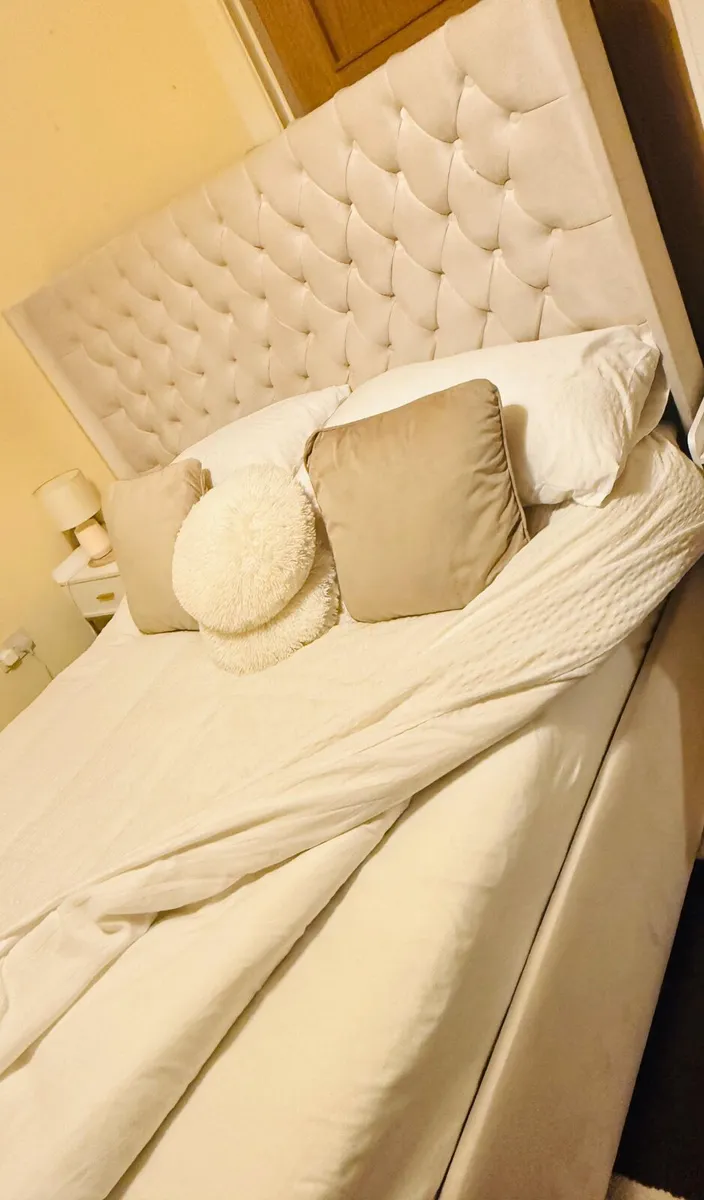 King size bed - Image 3