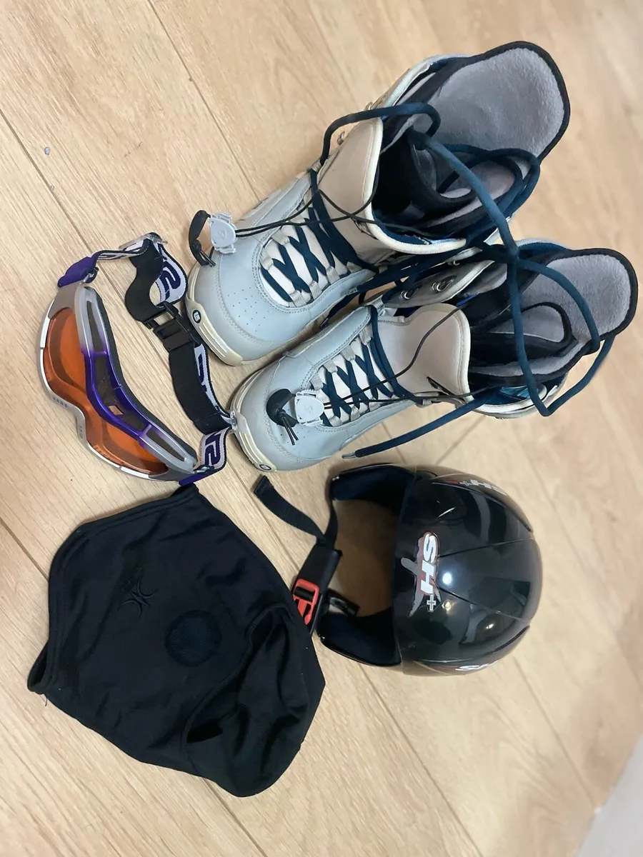 Snowboard Boots, helmet & goggles - Image 1