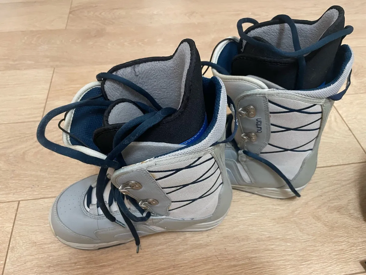 Snowboard Boots, helmet & goggles - Image 2