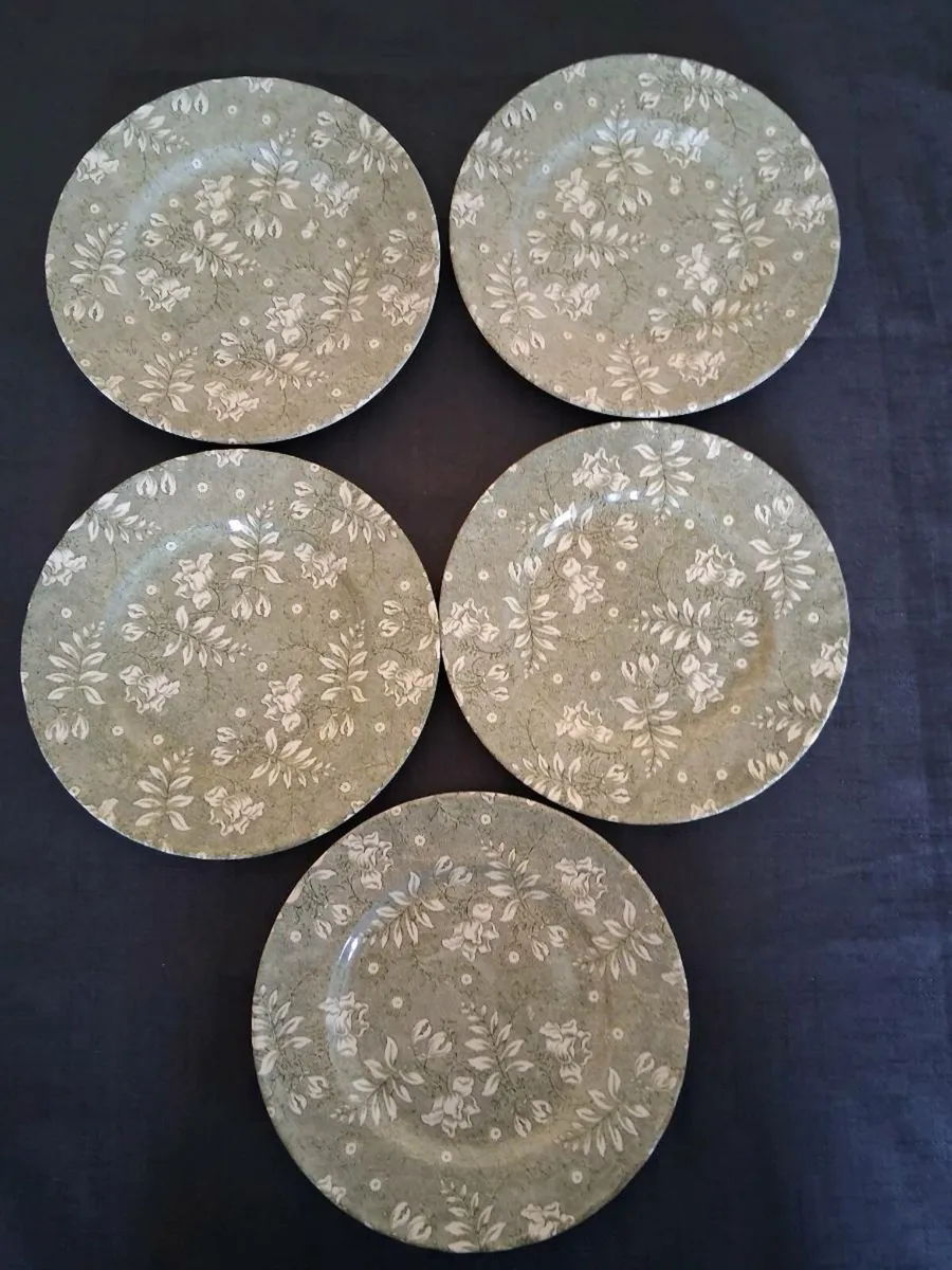 5 Royal Tudor Velvet Plates - Image 1