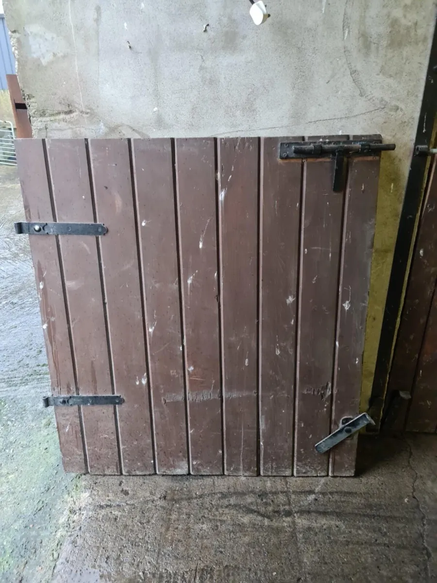Stable doors/ drinkers/ corner hay racks - Image 1