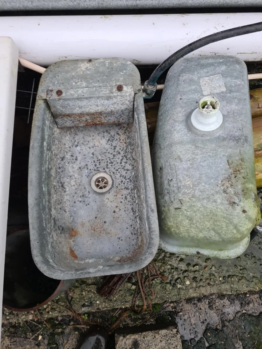 Stable doors/ drinkers/ corner hay racks - Image 2