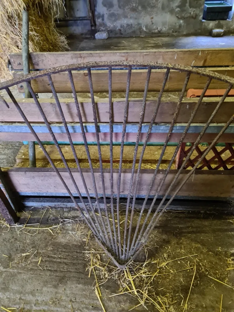 Stable doors/ drinkers/ corner hay racks - Image 3