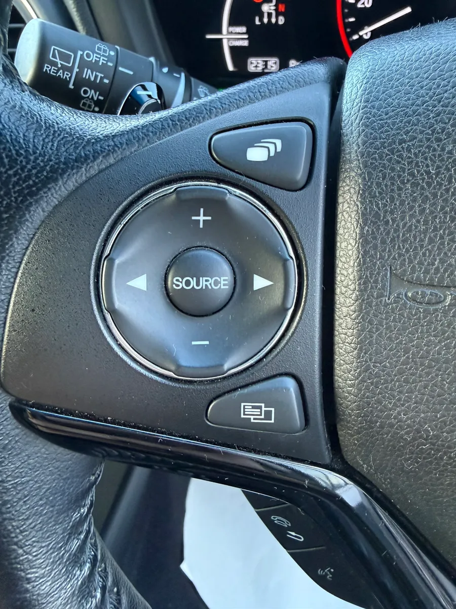 2017 Hinda Vezel 1.5 Hybrid Auto, Car Play - Image 3