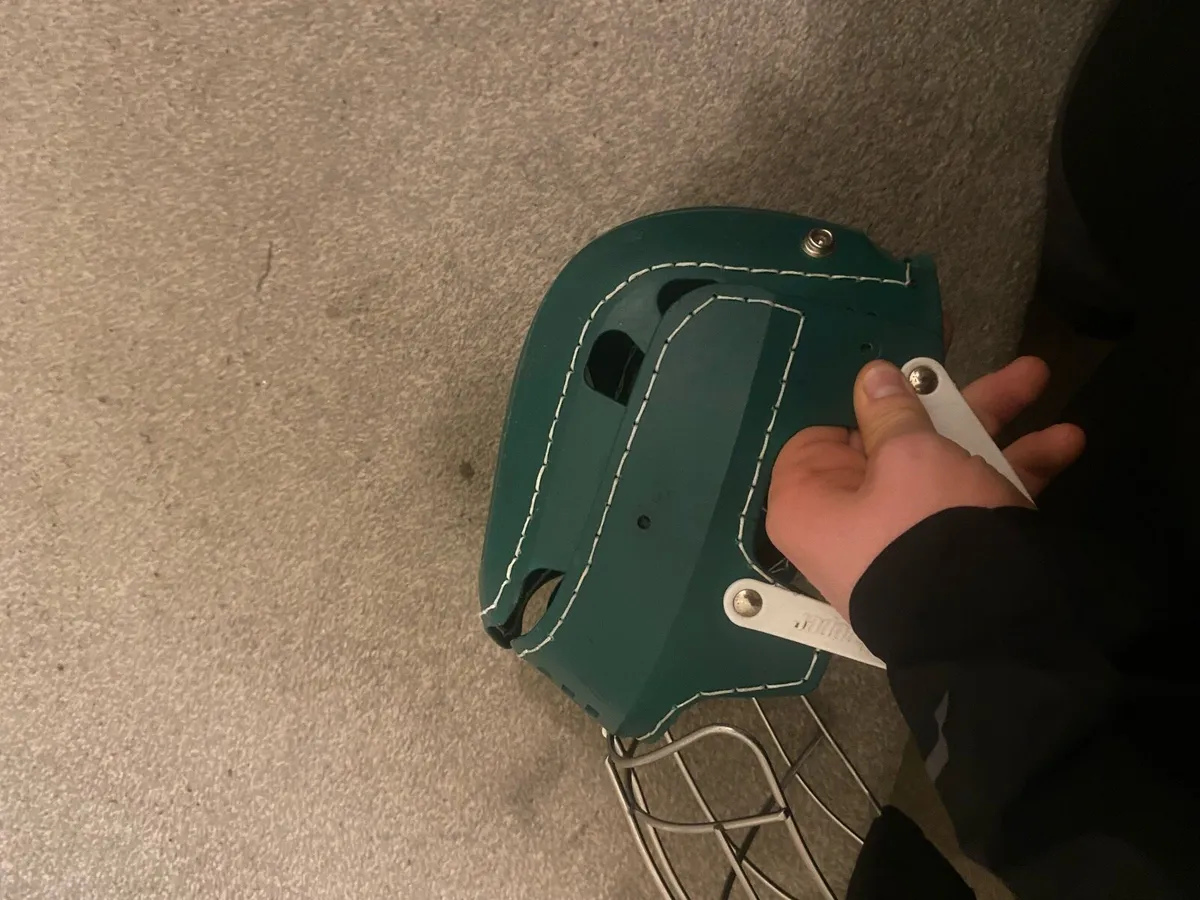 Hurling helmet - Image 1