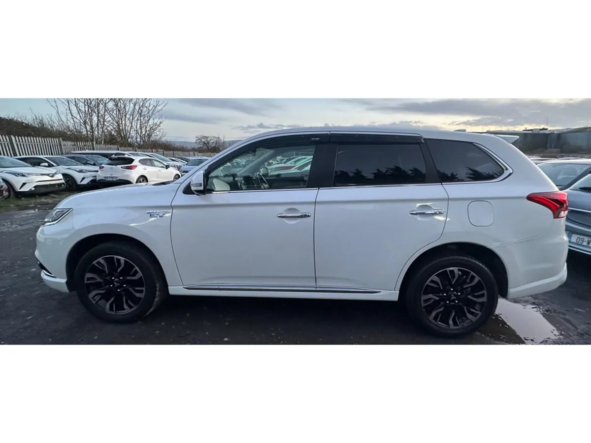 Mitsubishi Outlander 2.0L Automatic Petrol Plug-in - Image 4