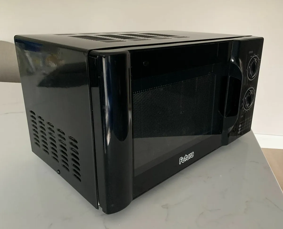 Microwave Oven 700W - Image 1