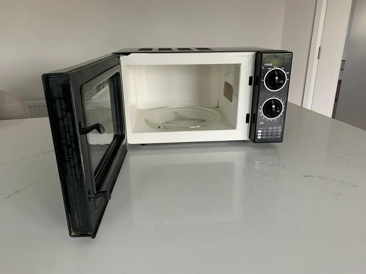 Microwave Oven 700W - Image 2