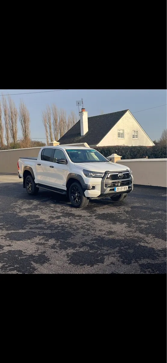 Toyota hilux invincible - Image 1