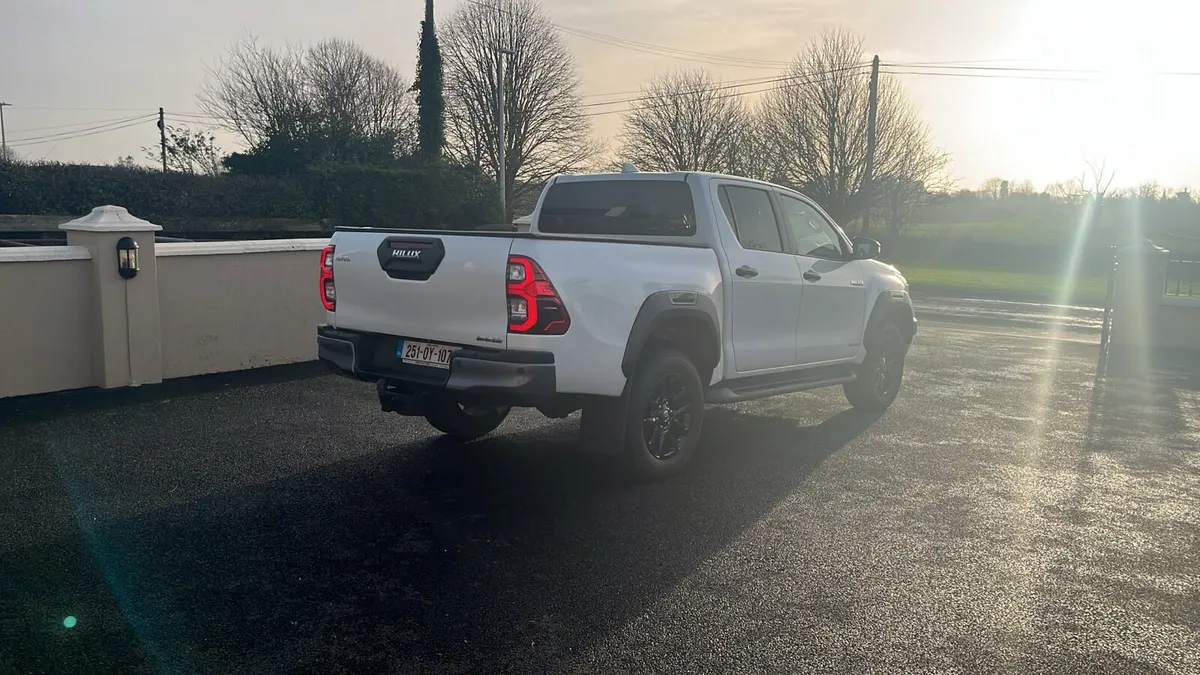 Toyota hilux invincible - Image 4