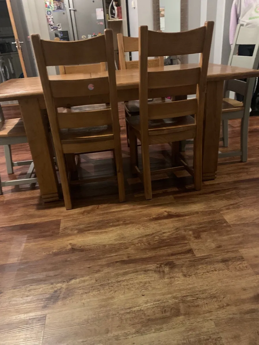 Table & chairs - Image 1