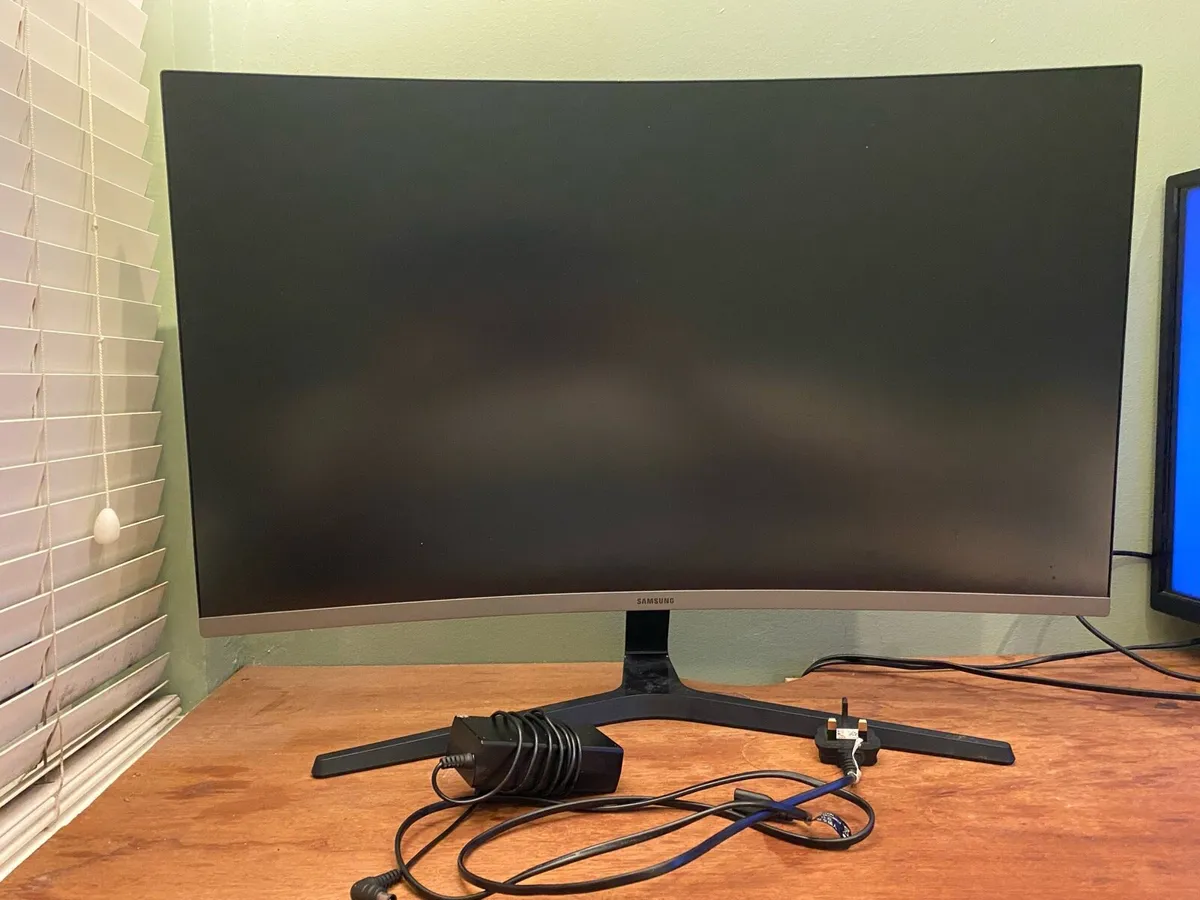 Samsung curved monitor 32” - Image 1