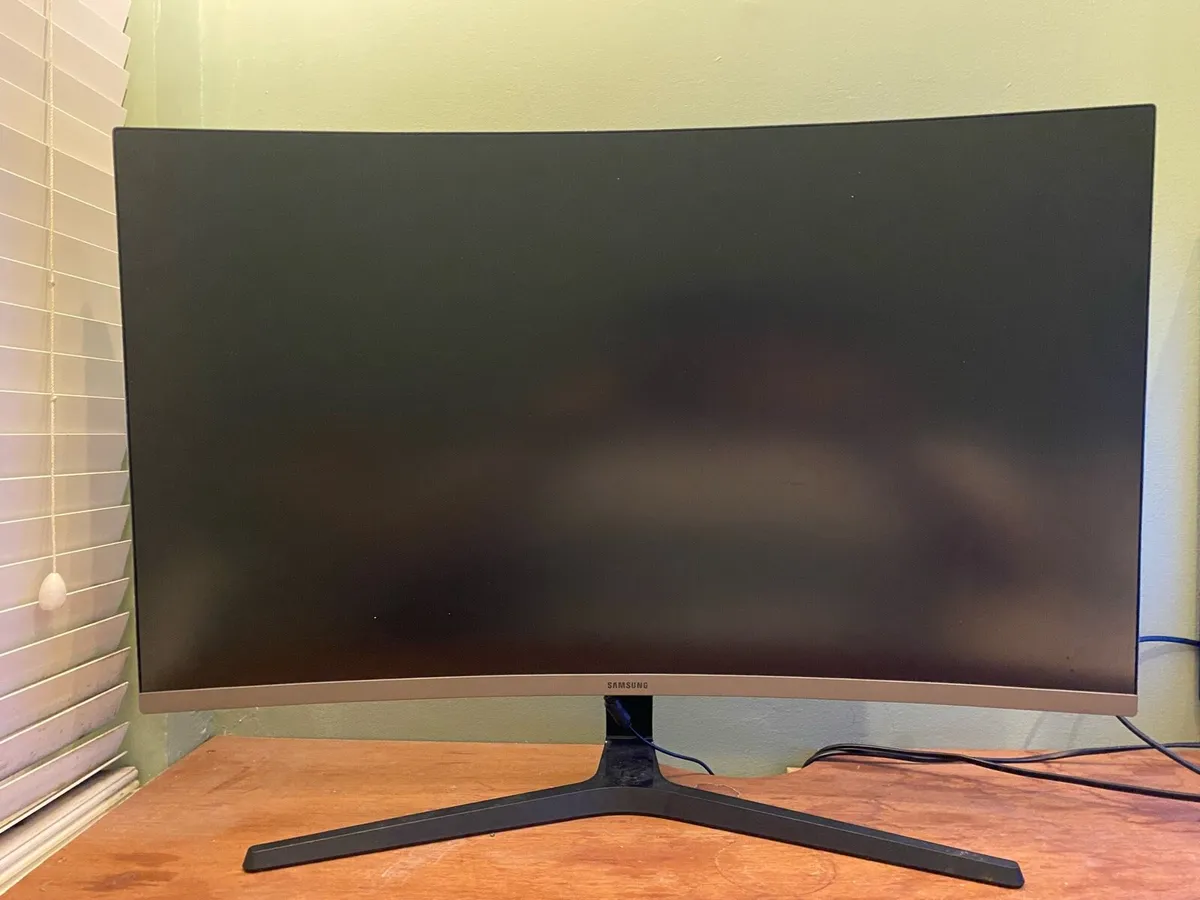 Samsung curved monitor 32” - Image 2