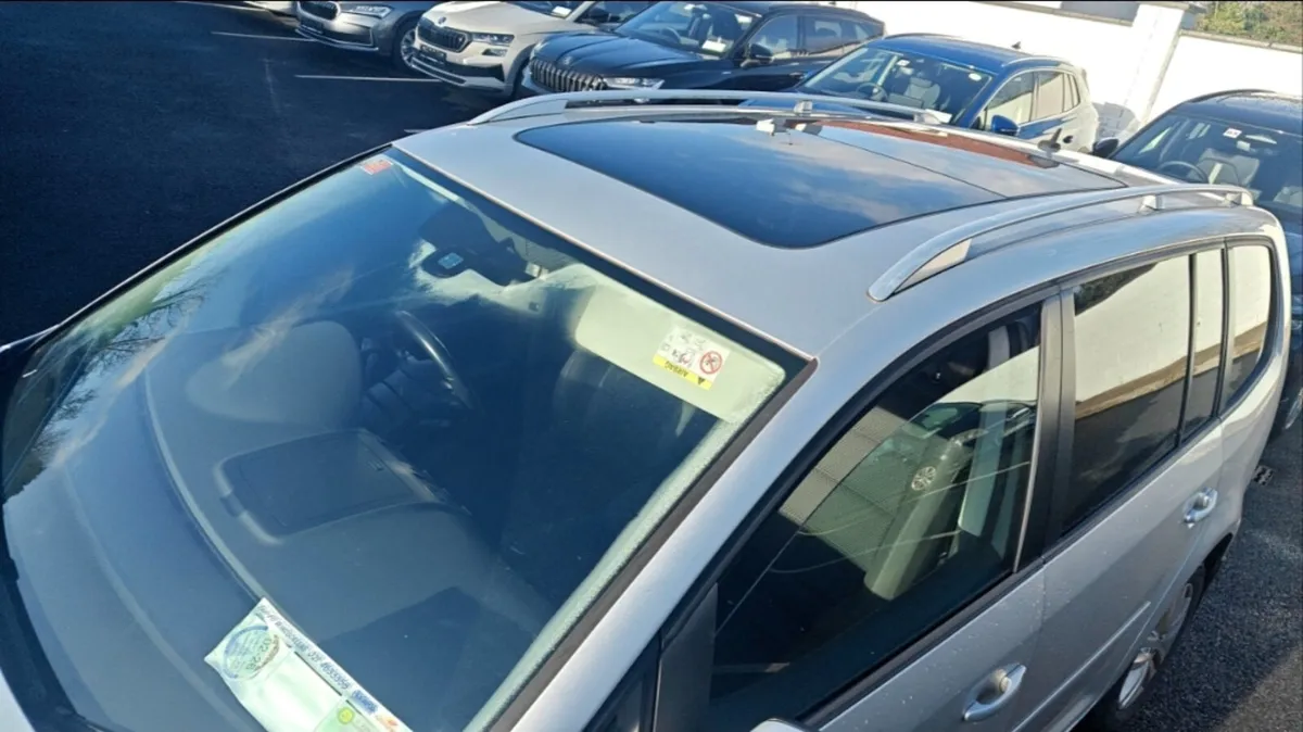 Volkswagen Touran 2015 - Image 2