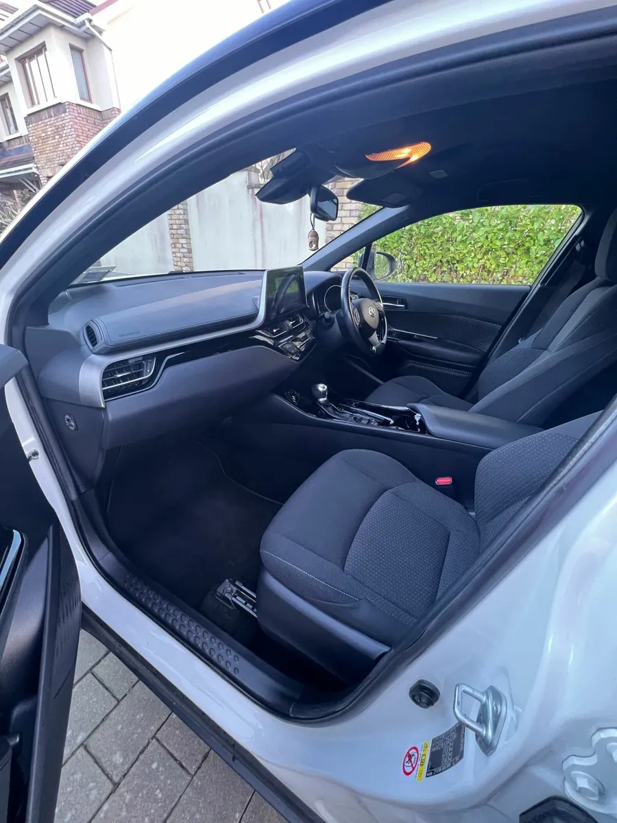 Toyota C-HR 2019 - Image 2