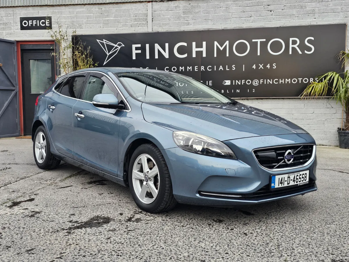 VOLVO V40 180PS R-DESIGN POWERSHIFT // LOW MILEAGE - Image 1